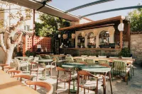 Pietra Social House