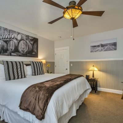 Deluxe Room, 1 King Bed, Jetted Tub (Diamond) Craftsman Inn Promo Code