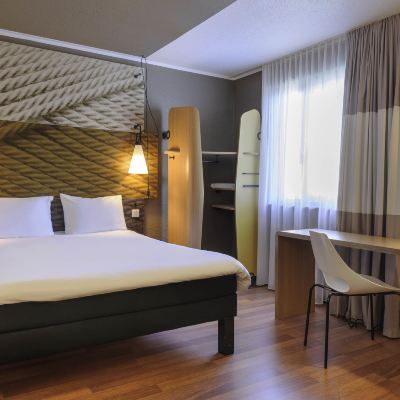 Family Room With 1 Double Bed (63x79 In. [160 X 200 Cm]) And 1 Sofa Bed