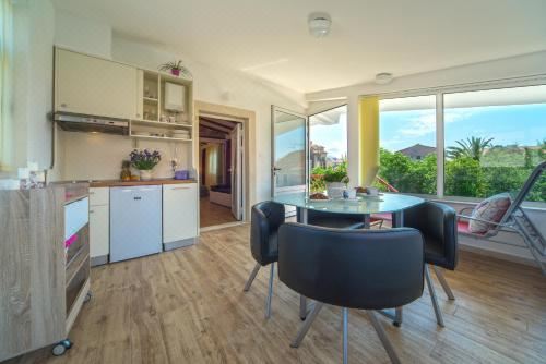 带有玻璃露台和阳台的高级公寓