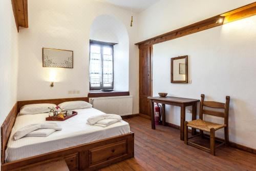 带山景的双人间