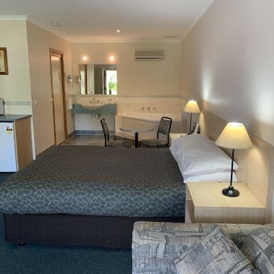 Queen Room with SPA Bath Arthur Phillip Motor Inn Promo Code