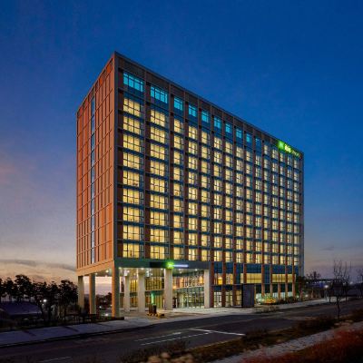 豪華套房，一張雙人床加兩張單人床 仁川機場宜必思尚品大使飯店優惠