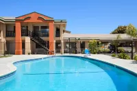 Super 8 by Wyndham Salinas