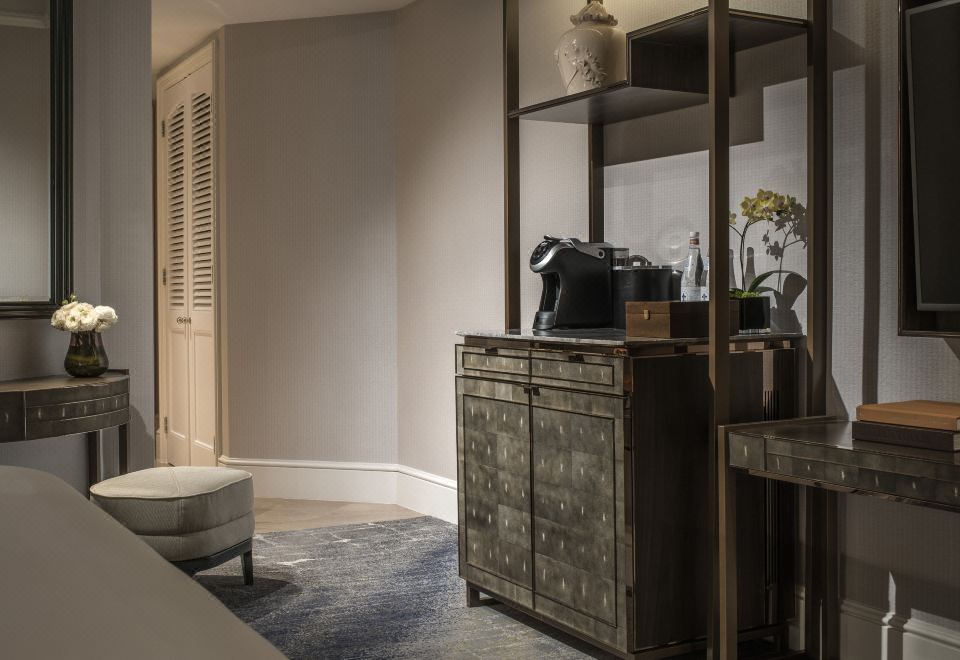 Four Seasons Hotel SingaporeClub Room 1 King City View