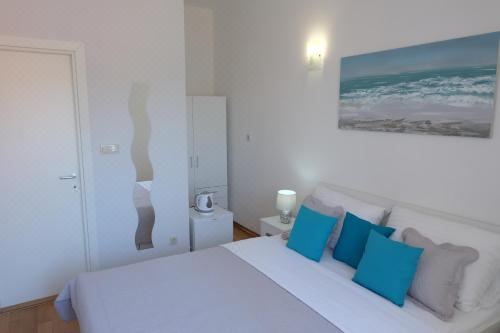 带阳台和海景的豪华双人房