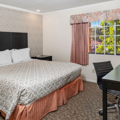 Deluxe King Suite Glendale Hotel Promo Code