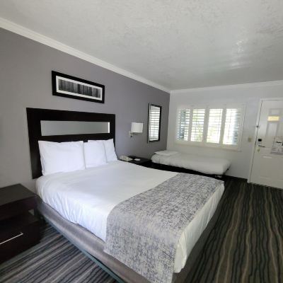 Queen Room With Twin Bed (Accessible) Redwood Creek Inn Promo Code