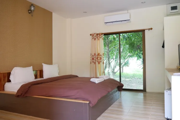 ห้องเตียงใหญ่ พร้อมวิวสวน