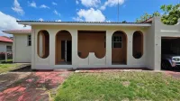 Beautiful and Cozy 3 Bedroom Home in walking distance to the beach and shops! Hotels in 