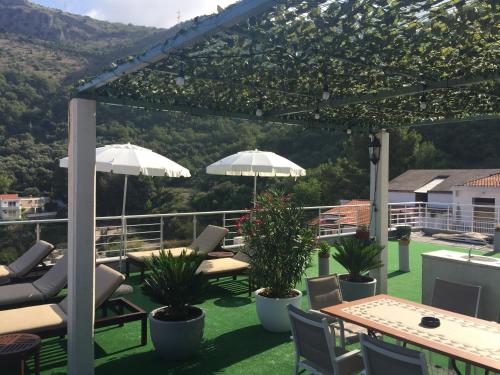 两卧室公寓阳台和海滨左侧