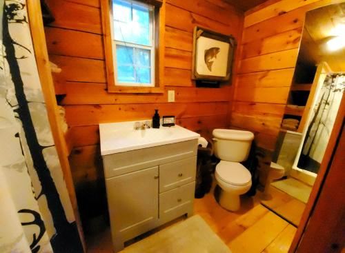 Lil' Log at Hearthstone Cabins and Camping - Pet Friendly One-Bedroom House