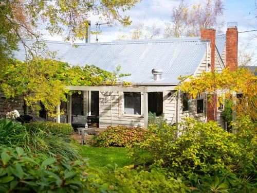 Wombat Hill Cottage- Central Daylesford Retreat Two-Bedroom House