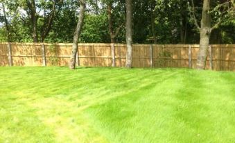 Lovely 2-Bed Chalet at Robinhood Retreat Free Park - Housity