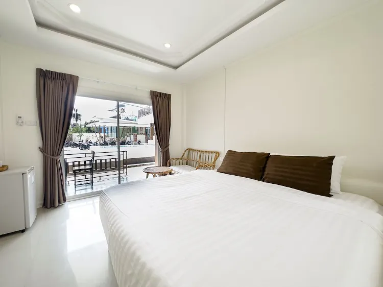 ห้องซูพีเรียร์ ริมสระ เอ มีระเบียง