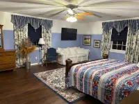 Country Charm! Billiards and Ping Pong Table & Sunroom, Spacious & Sleeps 14! Hotels in Wright County