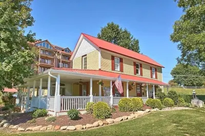 Escape to Comfort & Charm Just Minutes from the Parkway Within a Peaceful Resort Hotele w: 