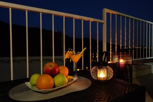 带阳台和海景的豪华双人房