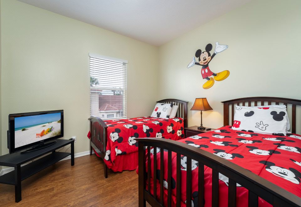 门禁社区绿洲带泳池和水疗-精致家庭休闲