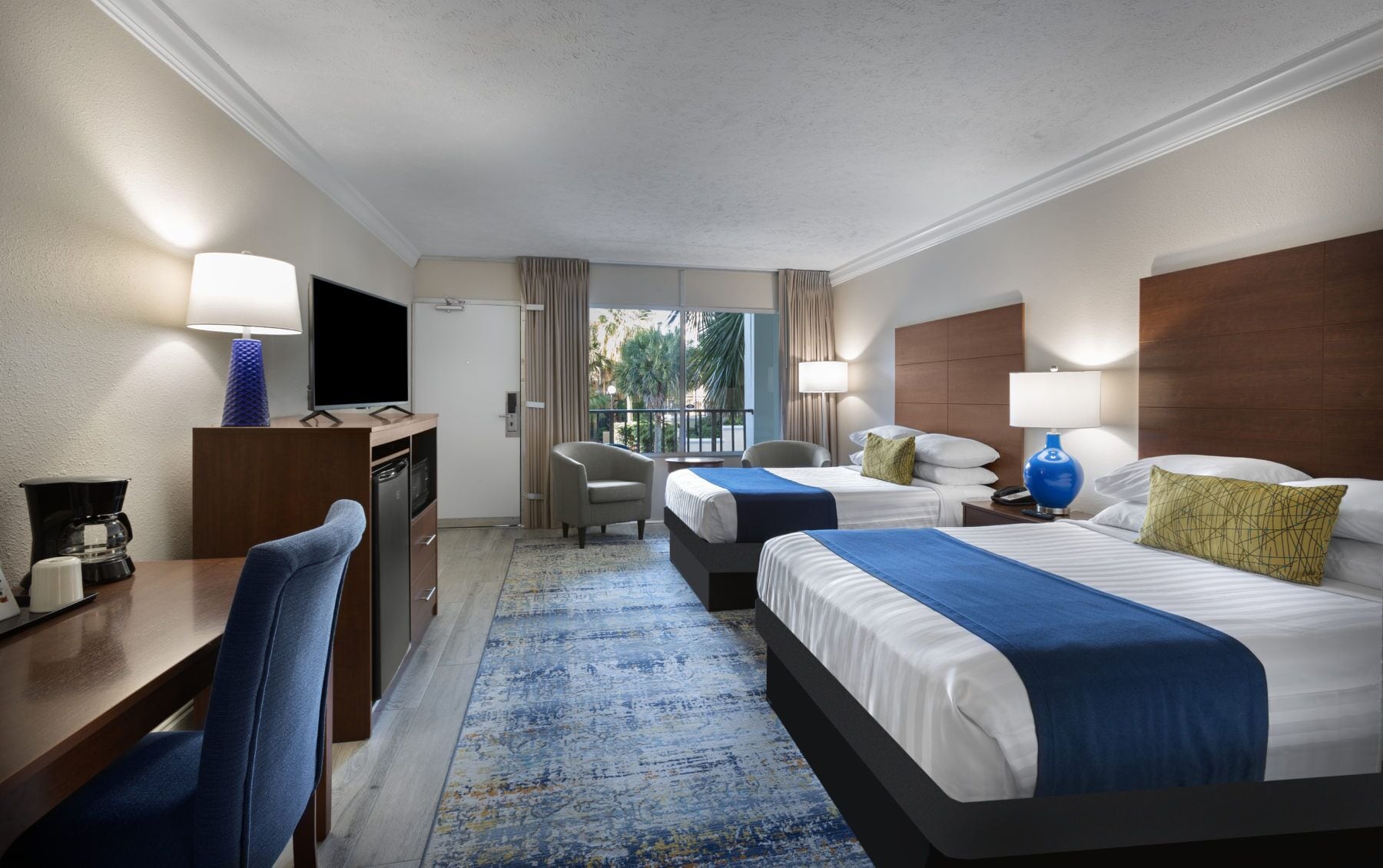 低层，2张双人床