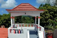 House Sleeps 2 with Garden and Parking