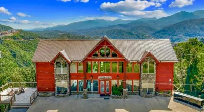 Skyline Splendor: Luxe Retreat with Breathtaking Views over Downtown Gatlinburg Hotele w: 