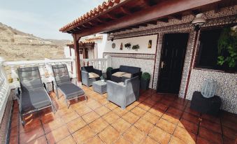 Charming Typical Canarian House, Overlooking the Sea and Pool Access!