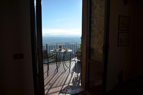 带阳台的两卧室公寓