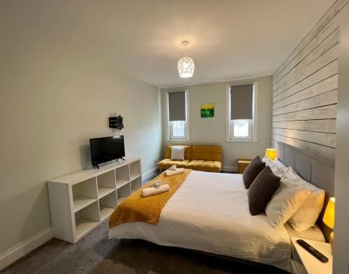 Blue Belgrave Three-Bedroom Apartment