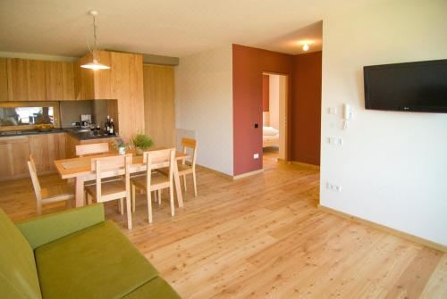 带阳台的两卧室公寓