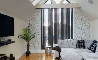 The Broadway Beach House with Hot Tub - Housity