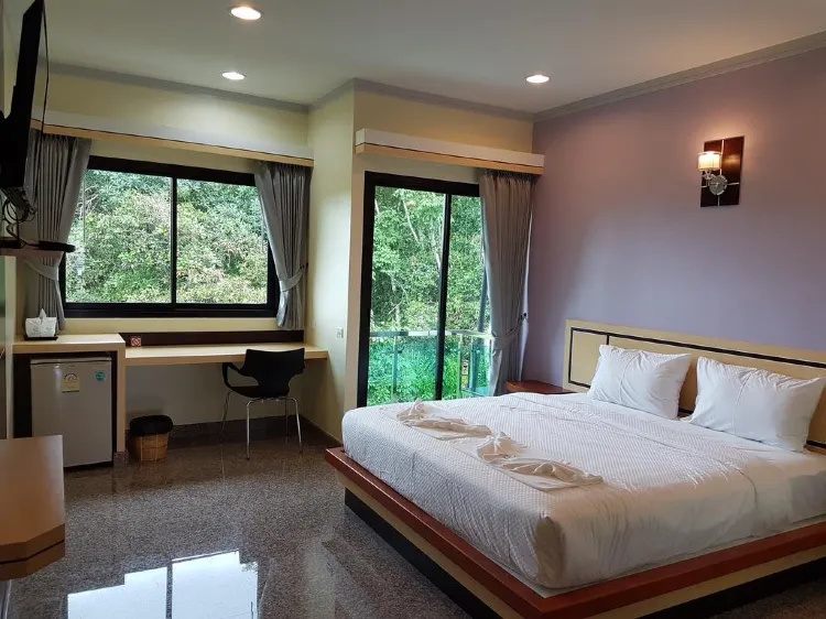 ห้องดีลักซ์ เตียงใหญ่ ปลอดบุหรี่