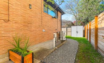Lilac in Law, Picturesque Lower Unit - Housity