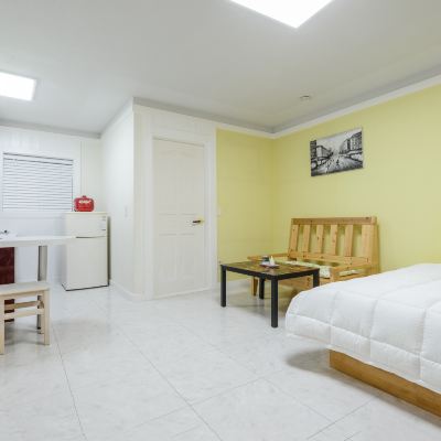 룸 9 더블 침대 경주 마법의성펜션 쿠폰