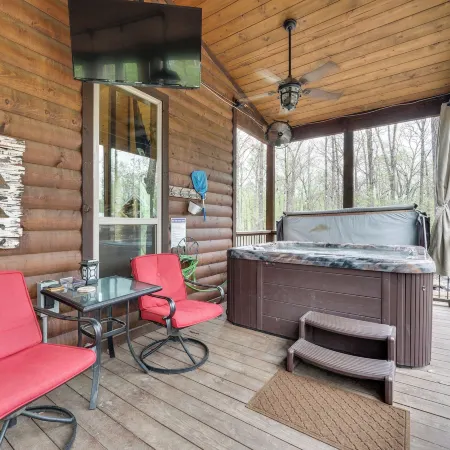 Hot Tub and Fire Pit Broken Bow Retreat! Отели в г. Брокен Боу
