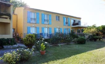 Hotel Les Cavalets - Housity