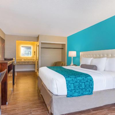 King Room-Smoking Howard Johnson by Wyndham Lakeland Promo Code