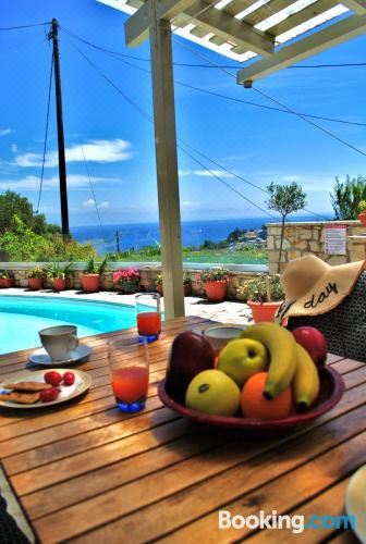 双卧室小屋，设有私人游泳池