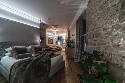 带阳台的小型套房