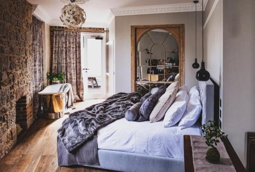 带阳台的小型套房