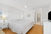 Peaceful Lakeview Condo • 2 Pools • Minutes to Img & Beaches