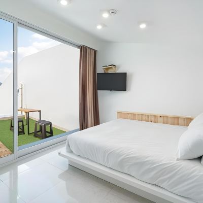 Room 102 (Heated Swimming Pool/SPA/Individual Fire Pit) 거제도 스타마린풀빌라 쿠폰