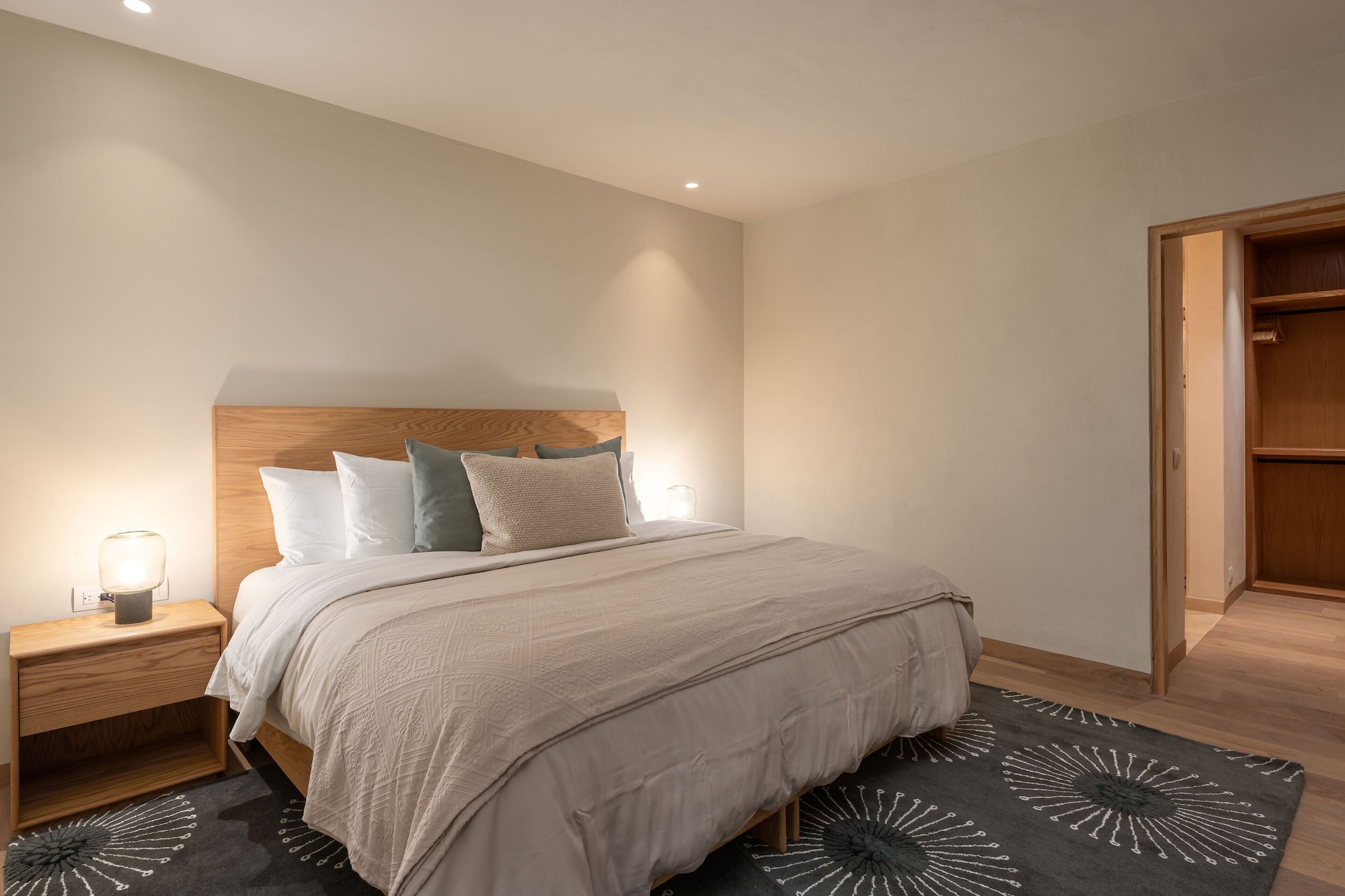 高级公寓， 2 间卧室， 热水浴缸， 城市景观