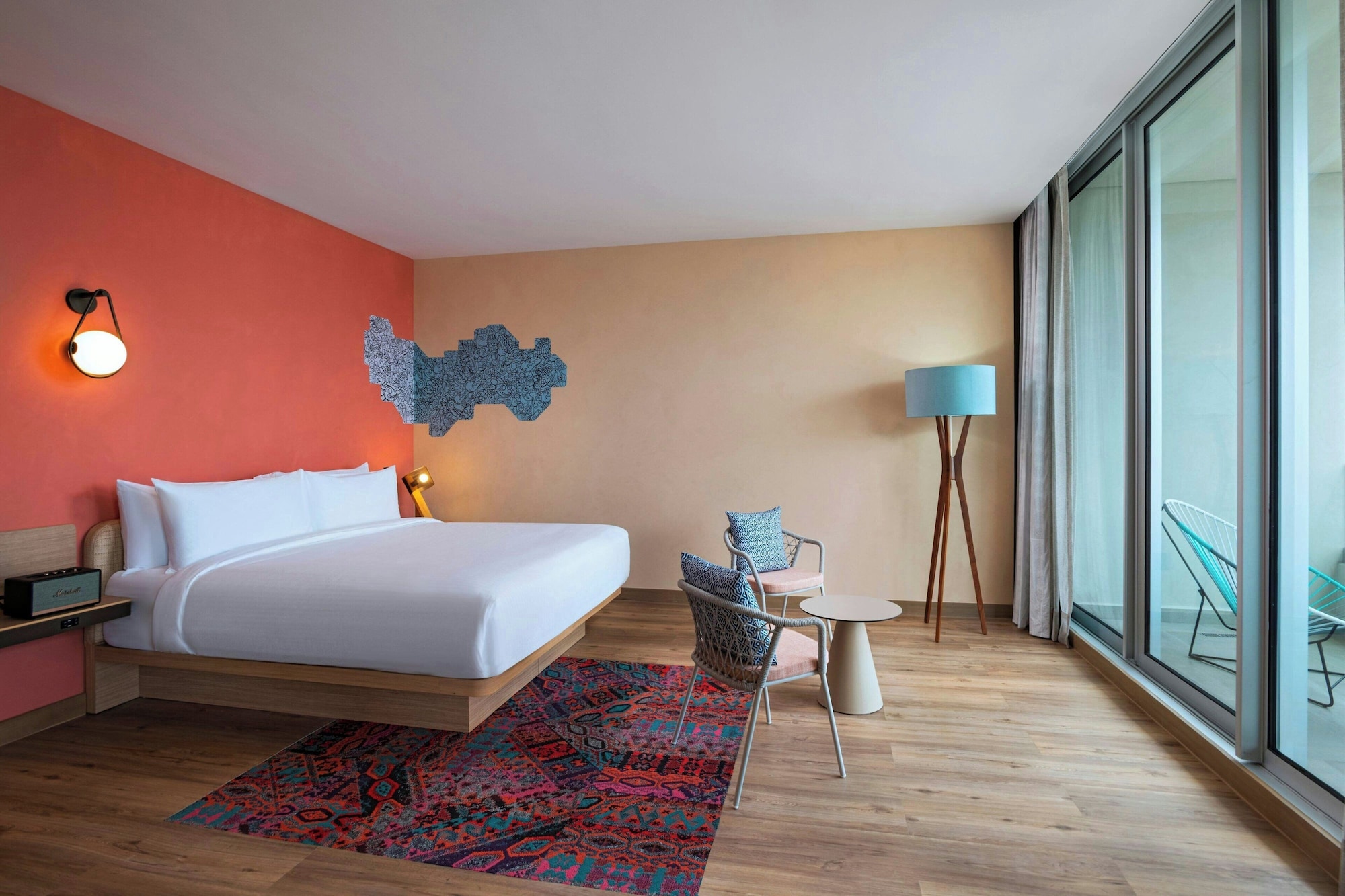 微风客房带1张特大床带阳台