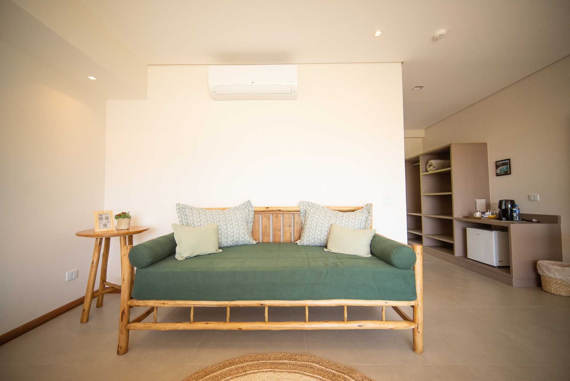 带按摩浴缸和海景的优质三人房