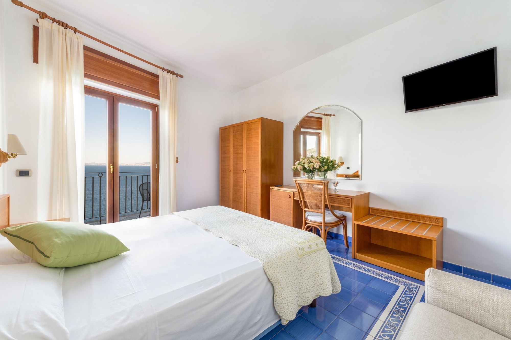 带阳台和海景的三人房