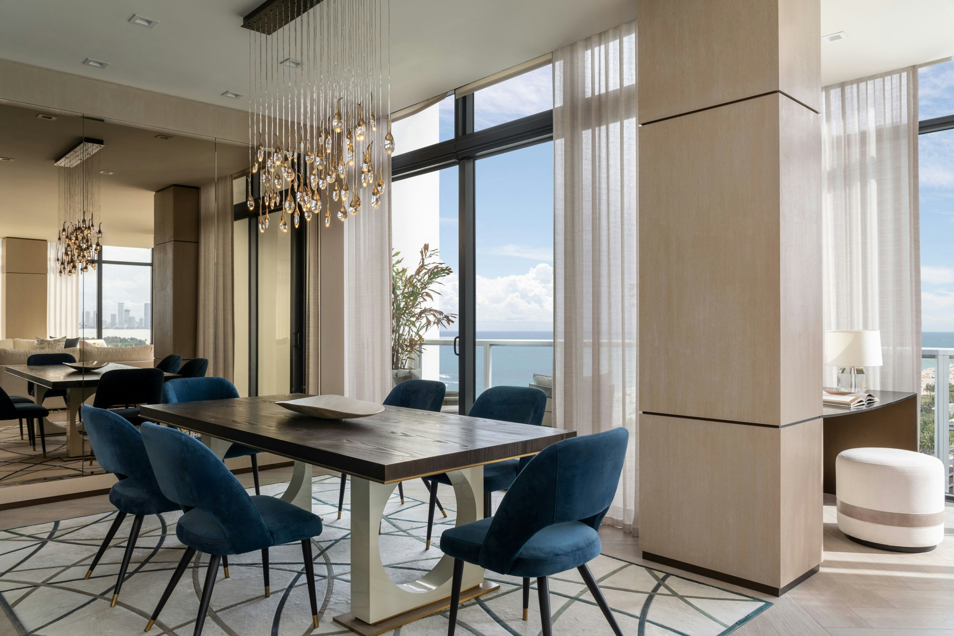 顶层1，三卧室错层套房，屋顶泳池景