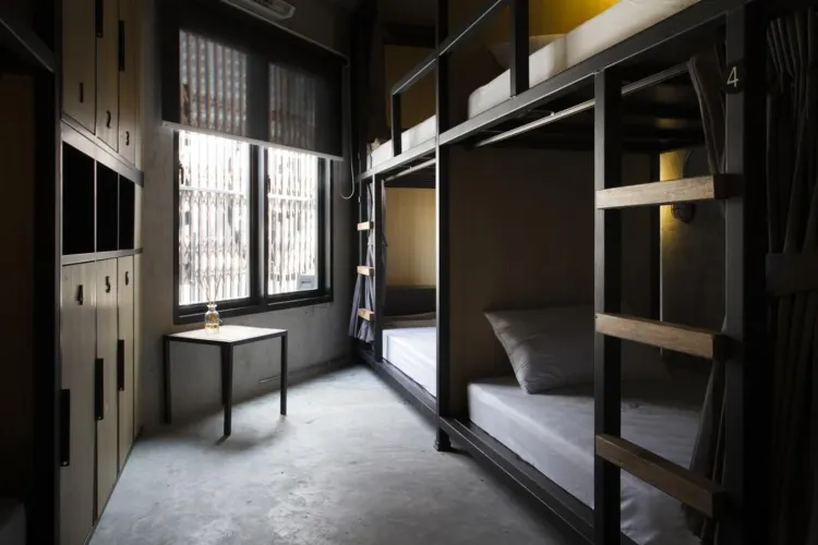 เตียงสองชั้นในห้องพักรวมหญิง 6 เตียง