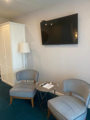 带阳台和海景的豪华双人房