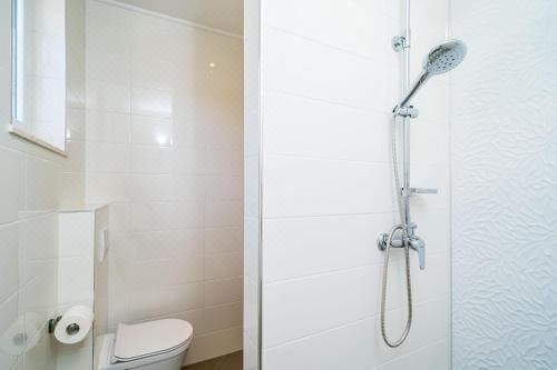 带露台的双卧室海景公寓